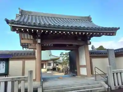 海寳寺の山門