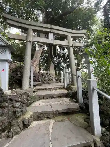多摩川浅間神社の{uncategorized: "未分類", other: "その他", undefined: "問題あり", building: "その他建物", grave: "お墓", sacred_gate: "鳥居", guardian: "狛犬", statue: "像", buddha: "仏像", history: "歴史", nature: "自然", garden: "庭園", animal: "動物", pagoda: "塔", temizu: "手水舎", mountain_gate: "山門・神門", sanctuary: "本殿・本堂", subordinate: "末社・摂社", art: "芸術", scenery: "景色", jizo: "地蔵", ema: "絵馬", goshuin: "御朱印", omikuji: "おみくじ", items: "授与品その他", amulet: "お守り", goshuincho: "御朱印帳", eats: "食事", festival: "お祭り", votive_dance: "神楽", shichigosan: "七五三参", wedding: "結婚式", experience: "体験その他", initially: "初詣", around: "周辺", anti_infection: "感染症対策"}