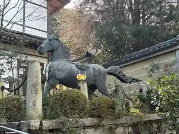 粟田神社の{uncategorized: "未分類", other: "その他", undefined: "問題あり", building: "その他建物", grave: "お墓", sacred_gate: "鳥居", guardian: "狛犬", statue: "像", buddha: "仏像", history: "歴史", nature: "自然", garden: "庭園", animal: "動物", pagoda: "塔", temizu: "手水舎", mountain_gate: "山門・神門", sanctuary: "本殿・本堂", subordinate: "末社・摂社", art: "芸術", scenery: "景色", jizo: "地蔵", ema: "絵馬", goshuin: "御朱印", omikuji: "おみくじ", items: "授与品その他", amulet: "お守り", goshuincho: "御朱印帳", eats: "食事", festival: "お祭り", votive_dance: "神楽", shichigosan: "七五三参", wedding: "結婚式", experience: "体験その他", initially: "初詣", around: "周辺", anti_infection: "感染症対策"}