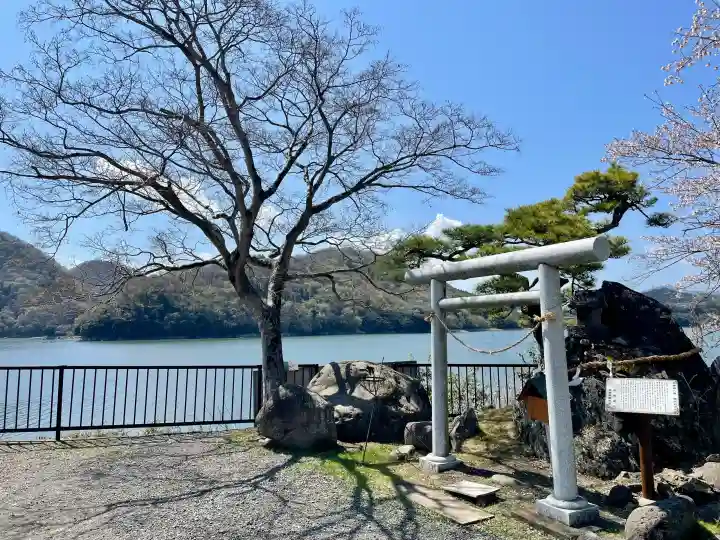 御供岩の{uncategorized: "未分類", other: "その他", undefined: "問題あり", building: "その他建物", grave: "お墓", sacred_gate: "鳥居", guardian: "狛犬", statue: "像", buddha: "仏像", history: "歴史", nature: "自然", garden: "庭園", animal: "動物", pagoda: "塔", temizu: "手水舎", mountain_gate: "山門・神門", sanctuary: "本殿・本堂", subordinate: "末社・摂社", art: "芸術", scenery: "景色", jizo: "地蔵", ema: "絵馬", goshuin: "御朱印", omikuji: "おみくじ", items: "授与品その他", amulet: "お守り", goshuincho: "御朱印帳", eats: "食事", festival: "お祭り", votive_dance: "神楽", shichigosan: "七五三参", wedding: "結婚式", experience: "体験その他", initially: "初詣", around: "周辺", anti_infection: "感染症対策"}