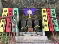 釣鐘三尊像の本殿・本堂