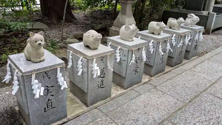 麄香神社の像