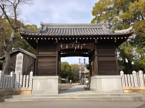 泊神社の山門