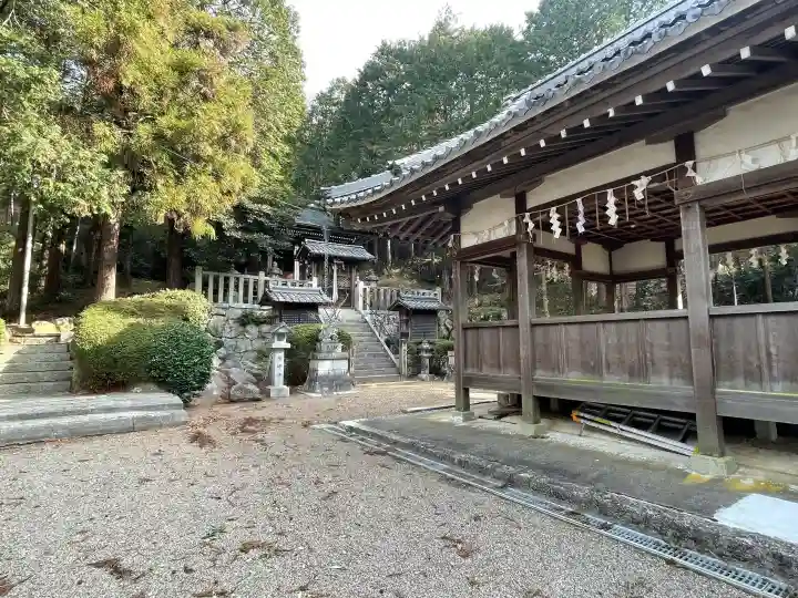 諏訪神社の{uncategorized: "未分類", other: "その他", undefined: "問題あり", building: "その他建物", grave: "お墓", sacred_gate: "鳥居", guardian: "狛犬", statue: "像", buddha: "仏像", history: "歴史", nature: "自然", garden: "庭園", animal: "動物", pagoda: "塔", temizu: "手水舎", mountain_gate: "山門・神門", sanctuary: "本殿・本堂", subordinate: "末社・摂社", art: "芸術", scenery: "景色", jizo: "地蔵", ema: "絵馬", goshuin: "御朱印", omikuji: "おみくじ", items: "授与品その他", amulet: "お守り", goshuincho: "御朱印帳", eats: "食事", festival: "お祭り", votive_dance: "神楽", shichigosan: "七五三参", wedding: "結婚式", experience: "体験その他", initially: "初詣", around: "周辺", anti_infection: "感染症対策"}