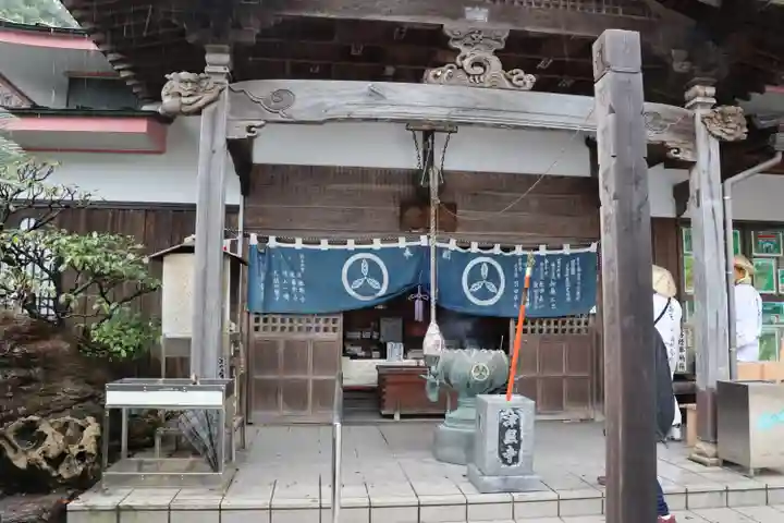 津照寺の本殿・本堂