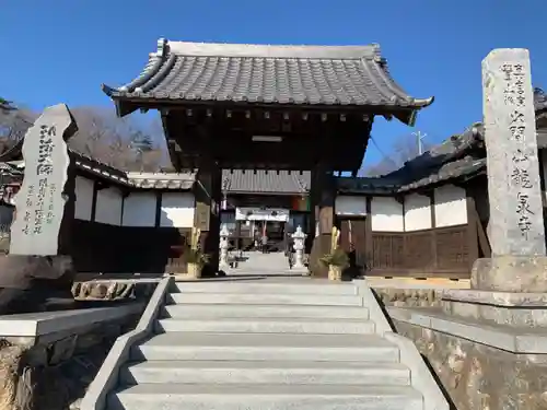 埼玉厄除け開運大師・龍泉寺（切り絵御朱印発祥の寺）の山門