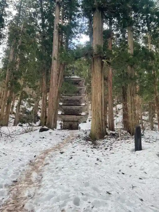 羽黒山五重塔(出羽三山神社)の{uncategorized: "未分類", other: "その他", undefined: "問題あり", building: "その他建物", grave: "お墓", sacred_gate: "鳥居", guardian: "狛犬", statue: "像", buddha: "仏像", history: "歴史", nature: "自然", garden: "庭園", animal: "動物", pagoda: "塔", temizu: "手水舎", mountain_gate: "山門・神門", sanctuary: "本殿・本堂", subordinate: "末社・摂社", art: "芸術", scenery: "景色", jizo: "地蔵", ema: "絵馬", goshuin: "御朱印", omikuji: "おみくじ", items: "授与品その他", amulet: "お守り", goshuincho: "御朱印帳", eats: "食事", festival: "お祭り", votive_dance: "神楽", shichigosan: "七五三参", wedding: "結婚式", experience: "体験その他", initially: "初詣", around: "周辺", anti_infection: "感染症対策"}