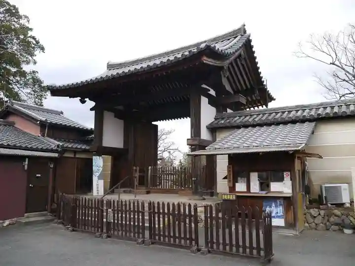 新薬師寺の山門・神門