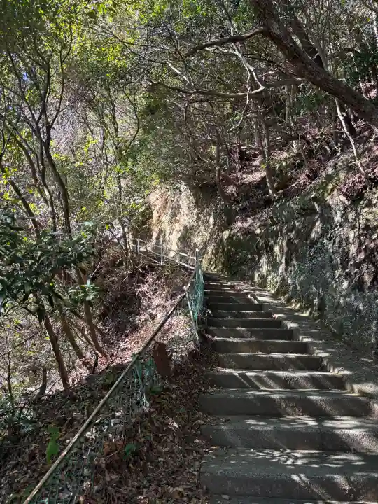 小笠神社の{uncategorized: "未分類", other: "その他", undefined: "問題あり", building: "その他建物", grave: "お墓", sacred_gate: "鳥居", guardian: "狛犬", statue: "像", buddha: "仏像", history: "歴史", nature: "自然", garden: "庭園", animal: "動物", pagoda: "塔", temizu: "手水舎", mountain_gate: "山門・神門", sanctuary: "本殿・本堂", subordinate: "末社・摂社", art: "芸術", scenery: "景色", jizo: "地蔵", ema: "絵馬", goshuin: "御朱印", omikuji: "おみくじ", items: "授与品その他", amulet: "お守り", goshuincho: "御朱印帳", eats: "食事", festival: "お祭り", votive_dance: "神楽", shichigosan: "七五三参", wedding: "結婚式", experience: "体験その他", initially: "初詣", around: "周辺", anti_infection: "感染症対策"}