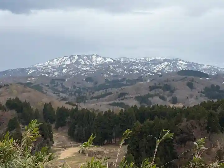 春日山神社の{uncategorized: "未分類", other: "その他", undefined: "問題あり", building: "その他建物", grave: "お墓", sacred_gate: "鳥居", guardian: "狛犬", statue: "像", buddha: "仏像", history: "歴史", nature: "自然", garden: "庭園", animal: "動物", pagoda: "塔", temizu: "手水舎", mountain_gate: "山門・神門", sanctuary: "本殿・本堂", subordinate: "末社・摂社", art: "芸術", scenery: "景色", jizo: "地蔵", ema: "絵馬", goshuin: "御朱印", omikuji: "おみくじ", items: "授与品その他", amulet: "お守り", goshuincho: "御朱印帳", eats: "食事", festival: "お祭り", votive_dance: "神楽", shichigosan: "七五三参", wedding: "結婚式", experience: "体験その他", initially: "初詣", around: "周辺", anti_infection: "感染症対策"}