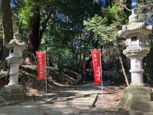 鴨鳥五所神社の{uncategorized: "未分類", other: "その他", undefined: "問題あり", building: "その他建物", grave: "お墓", sacred_gate: "鳥居", guardian: "狛犬", statue: "像", buddha: "仏像", history: "歴史", nature: "自然", garden: "庭園", animal: "動物", pagoda: "塔", temizu: "手水舎", mountain_gate: "山門・神門", sanctuary: "本殿・本堂", subordinate: "末社・摂社", art: "芸術", scenery: "景色", jizo: "地蔵", ema: "絵馬", goshuin: "御朱印", omikuji: "おみくじ", items: "授与品その他", amulet: "お守り", goshuincho: "御朱印帳", eats: "食事", festival: "お祭り", votive_dance: "神楽", shichigosan: "七五三参", wedding: "結婚式", experience: "体験その他", initially: "初詣", around: "周辺", anti_infection: "感染症対策"}