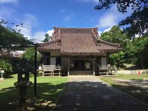 金武観音寺の本殿