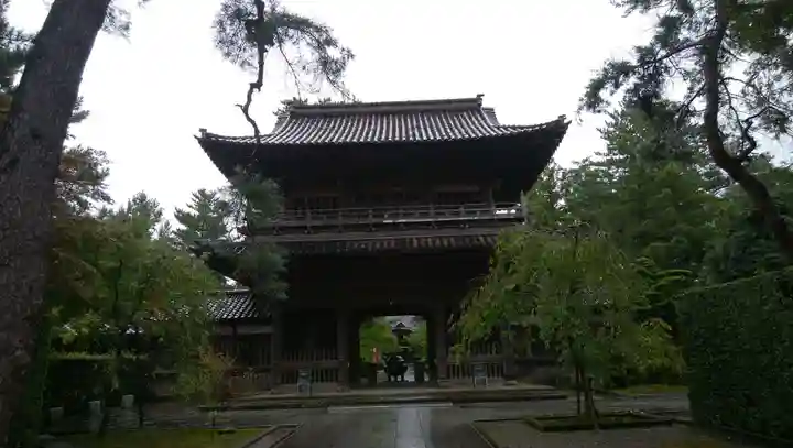 天徳院の山門・神門