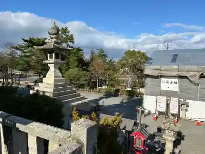 吉備津彦神社の{uncategorized: "未分類", other: "その他", undefined: "問題あり", building: "その他建物", grave: "お墓", sacred_gate: "鳥居", guardian: "狛犬", statue: "像", buddha: "仏像", history: "歴史", nature: "自然", garden: "庭園", animal: "動物", pagoda: "塔", temizu: "手水舎", mountain_gate: "山門・神門", sanctuary: "本殿・本堂", subordinate: "末社・摂社", art: "芸術", scenery: "景色", jizo: "地蔵", ema: "絵馬", goshuin: "御朱印", omikuji: "おみくじ", items: "授与品その他", amulet: "お守り", goshuincho: "御朱印帳", eats: "食事", festival: "お祭り", votive_dance: "神楽", shichigosan: "七五三参", wedding: "結婚式", experience: "体験その他", initially: "初詣", around: "周辺", anti_infection: "感染症対策"}