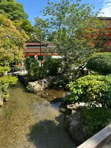 賀茂別雷神社（上賀茂神社）の{uncategorized: "未分類", other: "その他", undefined: "問題あり", building: "その他建物", grave: "お墓", sacred_gate: "鳥居", guardian: "狛犬", statue: "像", buddha: "仏像", history: "歴史", nature: "自然", garden: "庭園", animal: "動物", pagoda: "塔", temizu: "手水舎", mountain_gate: "山門・神門", sanctuary: "本殿・本堂", subordinate: "末社・摂社", art: "芸術", scenery: "景色", jizo: "地蔵", ema: "絵馬", goshuin: "御朱印", omikuji: "おみくじ", items: "授与品その他", amulet: "お守り", goshuincho: "御朱印帳", eats: "食事", festival: "お祭り", votive_dance: "神楽", shichigosan: "七五三参", wedding: "結婚式", experience: "体験その他", initially: "初詣", around: "周辺", anti_infection: "感染症対策"}