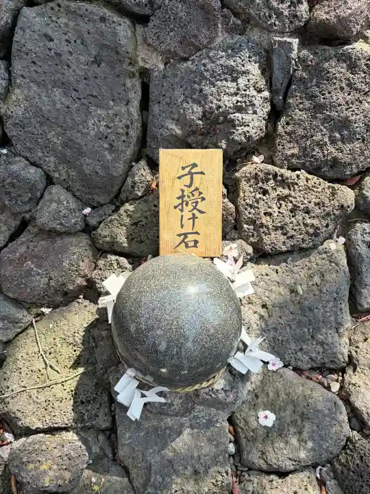 浅草富士浅間神社の{uncategorized: "未分類", other: "その他", undefined: "問題あり", building: "その他建物", grave: "お墓", sacred_gate: "鳥居", guardian: "狛犬", statue: "像", buddha: "仏像", history: "歴史", nature: "自然", garden: "庭園", animal: "動物", pagoda: "塔", temizu: "手水舎", mountain_gate: "山門・神門", sanctuary: "本殿・本堂", subordinate: "末社・摂社", art: "芸術", scenery: "景色", jizo: "地蔵", ema: "絵馬", goshuin: "御朱印", omikuji: "おみくじ", items: "授与品その他", amulet: "お守り", goshuincho: "御朱印帳", eats: "食事", festival: "お祭り", votive_dance: "神楽", shichigosan: "七五三参", wedding: "結婚式", experience: "体験その他", initially: "初詣", around: "周辺", anti_infection: "感染症対策"}