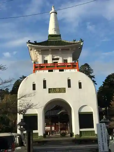 東身延藻原寺の山門