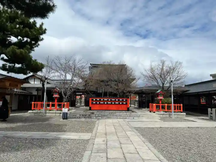 車折神社の{uncategorized: "未分類", other: "その他", undefined: "問題あり", building: "その他建物", grave: "お墓", sacred_gate: "鳥居", guardian: "狛犬", statue: "像", buddha: "仏像", history: "歴史", nature: "自然", garden: "庭園", animal: "動物", pagoda: "塔", temizu: "手水舎", mountain_gate: "山門・神門", sanctuary: "本殿・本堂", subordinate: "末社・摂社", art: "芸術", scenery: "景色", jizo: "地蔵", ema: "絵馬", goshuin: "御朱印", omikuji: "おみくじ", items: "授与品その他", amulet: "お守り", goshuincho: "御朱印帳", eats: "食事", festival: "お祭り", votive_dance: "神楽", shichigosan: "七五三参", wedding: "結婚式", experience: "体験その他", initially: "初詣", around: "周辺", anti_infection: "感染症対策"}