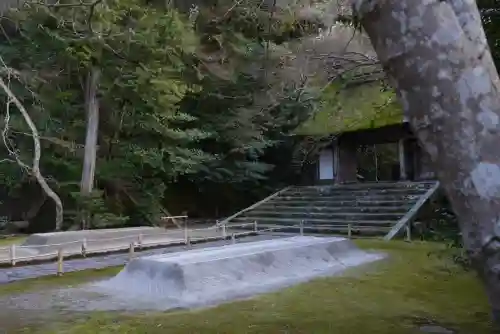 法然院の{uncategorized: "未分類", other: "その他", undefined: "問題あり", building: "その他建物", grave: "お墓", sacred_gate: "鳥居", guardian: "狛犬", statue: "像", buddha: "仏像", history: "歴史", nature: "自然", garden: "庭園", animal: "動物", pagoda: "塔", temizu: "手水舎", mountain_gate: "山門・神門", sanctuary: "本殿・本堂", subordinate: "末社・摂社", art: "芸術", scenery: "景色", jizo: "地蔵", ema: "絵馬", goshuin: "御朱印", omikuji: "おみくじ", items: "授与品その他", amulet: "お守り", goshuincho: "御朱印帳", eats: "食事", festival: "お祭り", votive_dance: "神楽", shichigosan: "七五三参", wedding: "結婚式", experience: "体験その他", initially: "初詣", around: "周辺", anti_infection: "感染症対策"}