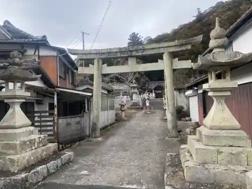 井関三神社の{uncategorized: "未分類", other: "その他", undefined: "問題あり", building: "その他建物", grave: "お墓", sacred_gate: "鳥居", guardian: "狛犬", statue: "像", buddha: "仏像", history: "歴史", nature: "自然", garden: "庭園", animal: "動物", pagoda: "塔", temizu: "手水舎", mountain_gate: "山門・神門", sanctuary: "本殿・本堂", subordinate: "末社・摂社", art: "芸術", scenery: "景色", jizo: "地蔵", ema: "絵馬", goshuin: "御朱印", omikuji: "おみくじ", items: "授与品その他", amulet: "お守り", goshuincho: "御朱印帳", eats: "食事", festival: "お祭り", votive_dance: "神楽", shichigosan: "七五三参", wedding: "結婚式", experience: "体験その他", initially: "初詣", around: "周辺", anti_infection: "感染症対策"}