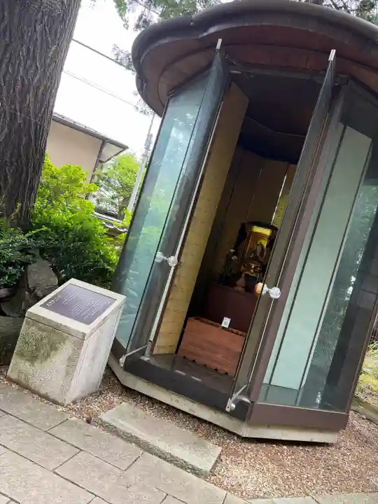 森巌寺の{uncategorized: "未分類", other: "その他", undefined: "問題あり", building: "その他建物", grave: "お墓", sacred_gate: "鳥居", guardian: "狛犬", statue: "像", buddha: "仏像", history: "歴史", nature: "自然", garden: "庭園", animal: "動物", pagoda: "塔", temizu: "手水舎", mountain_gate: "山門・神門", sanctuary: "本殿・本堂", subordinate: "末社・摂社", art: "芸術", scenery: "景色", jizo: "地蔵", ema: "絵馬", goshuin: "御朱印", omikuji: "おみくじ", items: "授与品その他", amulet: "お守り", goshuincho: "御朱印帳", eats: "食事", festival: "お祭り", votive_dance: "神楽", shichigosan: "七五三参", wedding: "結婚式", experience: "体験その他", initially: "初詣", around: "周辺", anti_infection: "感染症対策"}