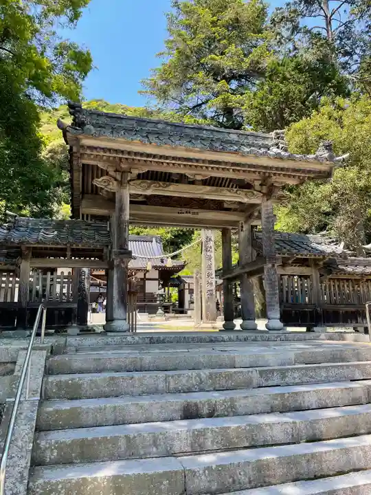 白山比咩神社の山門・神門