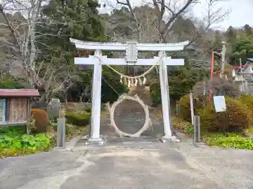 新山神社の{uncategorized: "未分類", other: "その他", undefined: "問題あり", building: "その他建物", grave: "お墓", sacred_gate: "鳥居", guardian: "狛犬", statue: "像", buddha: "仏像", history: "歴史", nature: "自然", garden: "庭園", animal: "動物", pagoda: "塔", temizu: "手水舎", mountain_gate: "山門・神門", sanctuary: "本殿・本堂", subordinate: "末社・摂社", art: "芸術", scenery: "景色", jizo: "地蔵", ema: "絵馬", goshuin: "御朱印", omikuji: "おみくじ", items: "授与品その他", amulet: "お守り", goshuincho: "御朱印帳", eats: "食事", festival: "お祭り", votive_dance: "神楽", shichigosan: "七五三参", wedding: "結婚式", experience: "体験その他", initially: "初詣", around: "周辺", anti_infection: "感染症対策"}