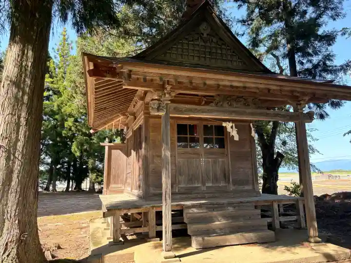神明社の{uncategorized: "未分類", other: "その他", undefined: "問題あり", building: "その他建物", grave: "お墓", sacred_gate: "鳥居", guardian: "狛犬", statue: "像", buddha: "仏像", history: "歴史", nature: "自然", garden: "庭園", animal: "動物", pagoda: "塔", temizu: "手水舎", mountain_gate: "山門・神門", sanctuary: "本殿・本堂", subordinate: "末社・摂社", art: "芸術", scenery: "景色", jizo: "地蔵", ema: "絵馬", goshuin: "御朱印", omikuji: "おみくじ", items: "授与品その他", amulet: "お守り", goshuincho: "御朱印帳", eats: "食事", festival: "お祭り", votive_dance: "神楽", shichigosan: "七五三参", wedding: "結婚式", experience: "体験その他", initially: "初詣", around: "周辺", anti_infection: "感染症対策"}