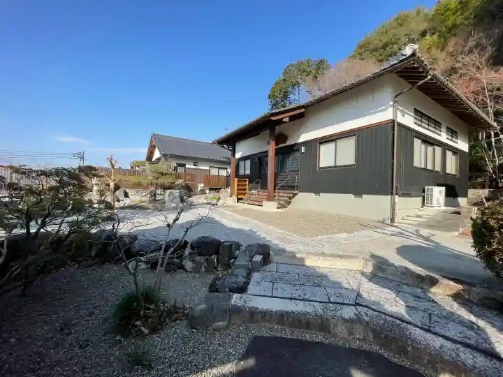 冷泉寺の{uncategorized: "未分類", other: "その他", undefined: "問題あり", building: "その他建物", grave: "お墓", sacred_gate: "鳥居", guardian: "狛犬", statue: "像", buddha: "仏像", history: "歴史", nature: "自然", garden: "庭園", animal: "動物", pagoda: "塔", temizu: "手水舎", mountain_gate: "山門・神門", sanctuary: "本殿・本堂", subordinate: "末社・摂社", art: "芸術", scenery: "景色", jizo: "地蔵", ema: "絵馬", goshuin: "御朱印", omikuji: "おみくじ", items: "授与品その他", amulet: "お守り", goshuincho: "御朱印帳", eats: "食事", festival: "お祭り", votive_dance: "神楽", shichigosan: "七五三参", wedding: "結婚式", experience: "体験その他", initially: "初詣", around: "周辺", anti_infection: "感染症対策"}