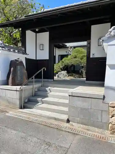 平林寺の山門