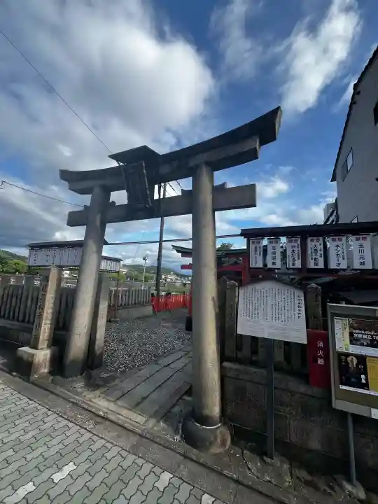 松明殿稲荷神社の{uncategorized: "未分類", other: "その他", undefined: "問題あり", building: "その他建物", grave: "お墓", sacred_gate: "鳥居", guardian: "狛犬", statue: "像", buddha: "仏像", history: "歴史", nature: "自然", garden: "庭園", animal: "動物", pagoda: "塔", temizu: "手水舎", mountain_gate: "山門・神門", sanctuary: "本殿・本堂", subordinate: "末社・摂社", art: "芸術", scenery: "景色", jizo: "地蔵", ema: "絵馬", goshuin: "御朱印", omikuji: "おみくじ", items: "授与品その他", amulet: "お守り", goshuincho: "御朱印帳", eats: "食事", festival: "お祭り", votive_dance: "神楽", shichigosan: "七五三参", wedding: "結婚式", experience: "体験その他", initially: "初詣", around: "周辺", anti_infection: "感染症対策"}