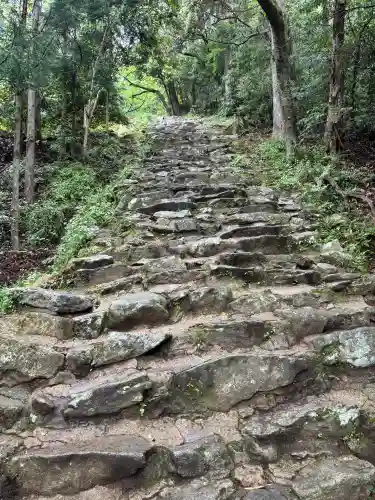 神倉神社（熊野速玉大社摂社）の{uncategorized: "未分類", other: "その他", undefined: "問題あり", building: "その他建物", grave: "お墓", sacred_gate: "鳥居", guardian: "狛犬", statue: "像", buddha: "仏像", history: "歴史", nature: "自然", garden: "庭園", animal: "動物", pagoda: "塔", temizu: "手水舎", mountain_gate: "山門・神門", sanctuary: "本殿・本堂", subordinate: "末社・摂社", art: "芸術", scenery: "景色", jizo: "地蔵", ema: "絵馬", goshuin: "御朱印", omikuji: "おみくじ", items: "授与品その他", amulet: "お守り", goshuincho: "御朱印帳", eats: "食事", festival: "お祭り", votive_dance: "神楽", shichigosan: "七五三参", wedding: "結婚式", experience: "体験その他", initially: "初詣", around: "周辺", anti_infection: "感染症対策"}