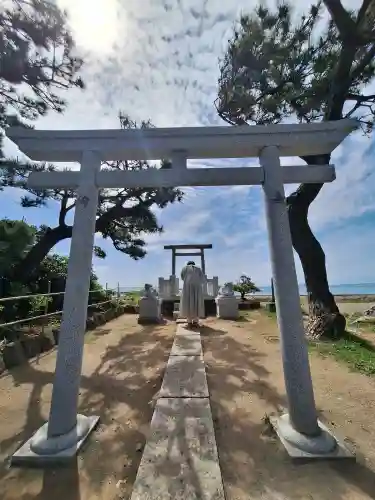 龍神宮遙拝所の{uncategorized: "未分類", other: "その他", undefined: "問題あり", building: "その他建物", grave: "お墓", sacred_gate: "鳥居", guardian: "狛犬", statue: "像", buddha: "仏像", history: "歴史", nature: "自然", garden: "庭園", animal: "動物", pagoda: "塔", temizu: "手水舎", mountain_gate: "山門・神門", sanctuary: "本殿・本堂", subordinate: "末社・摂社", art: "芸術", scenery: "景色", jizo: "地蔵", ema: "絵馬", goshuin: "御朱印", omikuji: "おみくじ", items: "授与品その他", amulet: "お守り", goshuincho: "御朱印帳", eats: "食事", festival: "お祭り", votive_dance: "神楽", shichigosan: "七五三参", wedding: "結婚式", experience: "体験その他", initially: "初詣", around: "周辺", anti_infection: "感染症対策"}