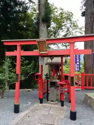 王地山まけきらい稲荷の末社・摂社