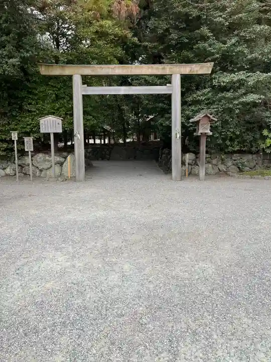 月夜見宮(豊受大神宮別宮)の{uncategorized: "未分類", other: "その他", undefined: "問題あり", building: "その他建物", grave: "お墓", sacred_gate: "鳥居", guardian: "狛犬", statue: "像", buddha: "仏像", history: "歴史", nature: "自然", garden: "庭園", animal: "動物", pagoda: "塔", temizu: "手水舎", mountain_gate: "山門・神門", sanctuary: "本殿・本堂", subordinate: "末社・摂社", art: "芸術", scenery: "景色", jizo: "地蔵", ema: "絵馬", goshuin: "御朱印", omikuji: "おみくじ", items: "授与品その他", amulet: "お守り", goshuincho: "御朱印帳", eats: "食事", festival: "お祭り", votive_dance: "神楽", shichigosan: "七五三参", wedding: "結婚式", experience: "体験その他", initially: "初詣", around: "周辺", anti_infection: "感染症対策"}