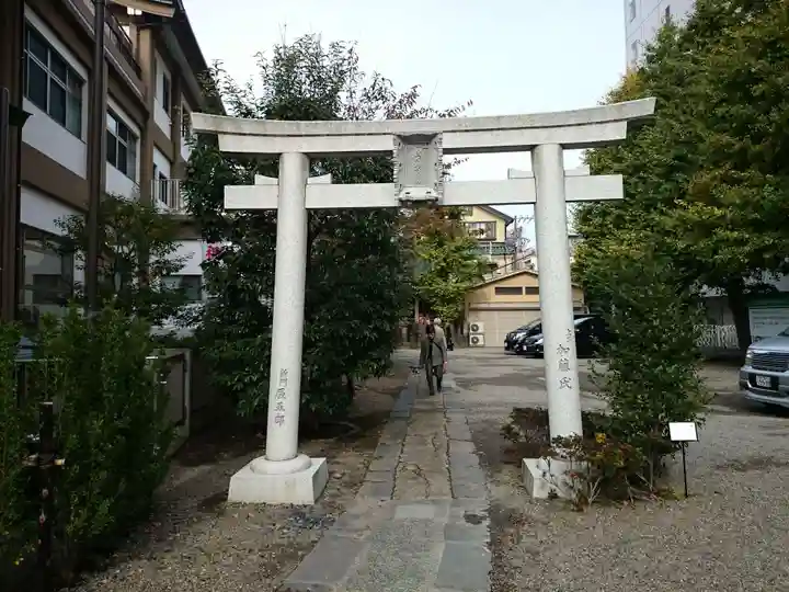 被官稲荷神社の鳥居