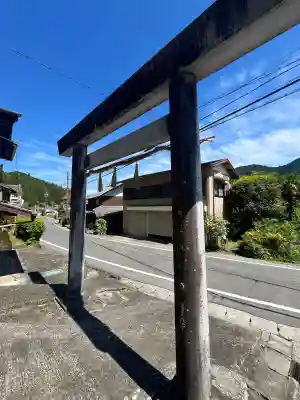 幡須神社の{uncategorized: "未分類", other: "その他", undefined: "問題あり", building: "その他建物", grave: "お墓", sacred_gate: "鳥居", guardian: "狛犬", statue: "像", buddha: "仏像", history: "歴史", nature: "自然", garden: "庭園", animal: "動物", pagoda: "塔", temizu: "手水舎", mountain_gate: "山門・神門", sanctuary: "本殿・本堂", subordinate: "末社・摂社", art: "芸術", scenery: "景色", jizo: "地蔵", ema: "絵馬", goshuin: "御朱印", omikuji: "おみくじ", items: "授与品その他", amulet: "お守り", goshuincho: "御朱印帳", eats: "食事", festival: "お祭り", votive_dance: "神楽", shichigosan: "七五三参", wedding: "結婚式", experience: "体験その他", initially: "初詣", around: "周辺", anti_infection: "感染症対策"}