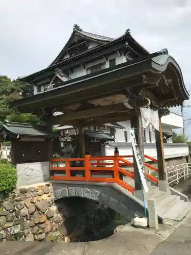 八坂寺の山門