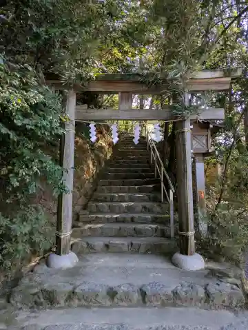 天皇社(大神神社末社)の{uncategorized: "未分類", other: "その他", undefined: "問題あり", building: "その他建物", grave: "お墓", sacred_gate: "鳥居", guardian: "狛犬", statue: "像", buddha: "仏像", history: "歴史", nature: "自然", garden: "庭園", animal: "動物", pagoda: "塔", temizu: "手水舎", mountain_gate: "山門・神門", sanctuary: "本殿・本堂", subordinate: "末社・摂社", art: "芸術", scenery: "景色", jizo: "地蔵", ema: "絵馬", goshuin: "御朱印", omikuji: "おみくじ", items: "授与品その他", amulet: "お守り", goshuincho: "御朱印帳", eats: "食事", festival: "お祭り", votive_dance: "神楽", shichigosan: "七五三参", wedding: "結婚式", experience: "体験その他", initially: "初詣", around: "周辺", anti_infection: "感染症対策"}