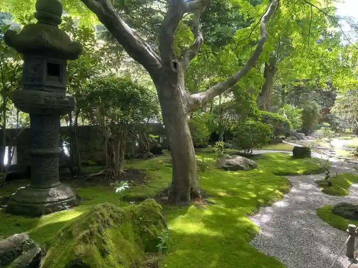 報国寺の{uncategorized: "未分類", other: "その他", undefined: "問題あり", building: "その他建物", grave: "お墓", sacred_gate: "鳥居", guardian: "狛犬", statue: "像", buddha: "仏像", history: "歴史", nature: "自然", garden: "庭園", animal: "動物", pagoda: "塔", temizu: "手水舎", mountain_gate: "山門・神門", sanctuary: "本殿・本堂", subordinate: "末社・摂社", art: "芸術", scenery: "景色", jizo: "地蔵", ema: "絵馬", goshuin: "御朱印", omikuji: "おみくじ", items: "授与品その他", amulet: "お守り", goshuincho: "御朱印帳", eats: "食事", festival: "お祭り", votive_dance: "神楽", shichigosan: "七五三参", wedding: "結婚式", experience: "体験その他", initially: "初詣", around: "周辺", anti_infection: "感染症対策"}