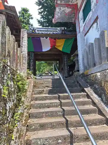 椿堂　遍照院の山門