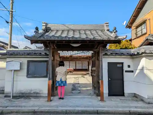 願入寺の山門