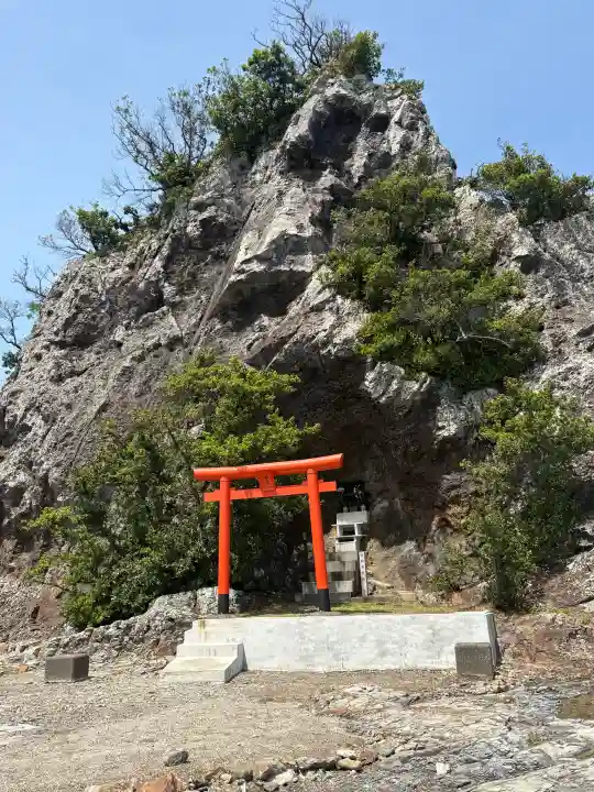 白蛇弁天(弁天島)の{uncategorized: "未分類", other: "その他", undefined: "問題あり", building: "その他建物", grave: "お墓", sacred_gate: "鳥居", guardian: "狛犬", statue: "像", buddha: "仏像", history: "歴史", nature: "自然", garden: "庭園", animal: "動物", pagoda: "塔", temizu: "手水舎", mountain_gate: "山門・神門", sanctuary: "本殿・本堂", subordinate: "末社・摂社", art: "芸術", scenery: "景色", jizo: "地蔵", ema: "絵馬", goshuin: "御朱印", omikuji: "おみくじ", items: "授与品その他", amulet: "お守り", goshuincho: "御朱印帳", eats: "食事", festival: "お祭り", votive_dance: "神楽", shichigosan: "七五三参", wedding: "結婚式", experience: "体験その他", initially: "初詣", around: "周辺", anti_infection: "感染症対策"}