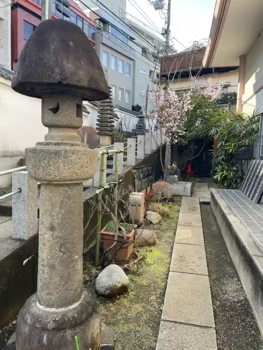 聖輪寺の{uncategorized: "未分類", other: "その他", undefined: "問題あり", building: "その他建物", grave: "お墓", sacred_gate: "鳥居", guardian: "狛犬", statue: "像", buddha: "仏像", history: "歴史", nature: "自然", garden: "庭園", animal: "動物", pagoda: "塔", temizu: "手水舎", mountain_gate: "山門・神門", sanctuary: "本殿・本堂", subordinate: "末社・摂社", art: "芸術", scenery: "景色", jizo: "地蔵", ema: "絵馬", goshuin: "御朱印", omikuji: "おみくじ", items: "授与品その他", amulet: "お守り", goshuincho: "御朱印帳", eats: "食事", festival: "お祭り", votive_dance: "神楽", shichigosan: "七五三参", wedding: "結婚式", experience: "体験その他", initially: "初詣", around: "周辺", anti_infection: "感染症対策"}