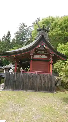 新海三社神社の本殿