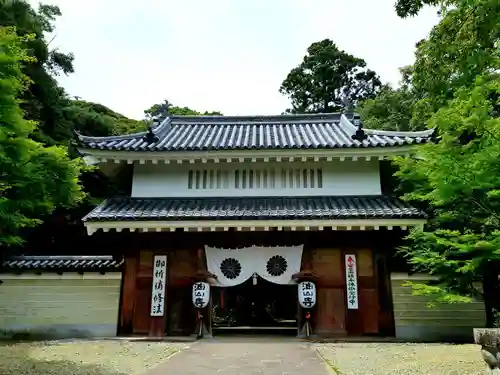 目の霊山　油山寺の山門