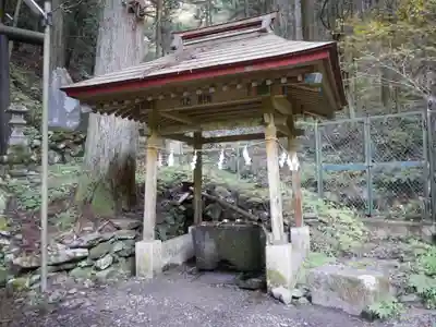 軍刀利神社の手水舎