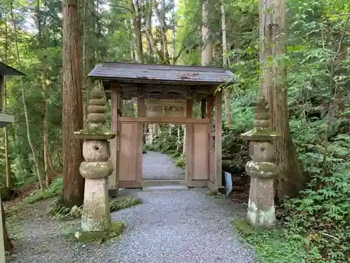 桜松神社の山門