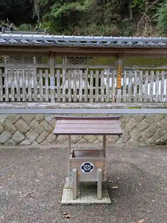 須佐神社の{uncategorized: "未分類", other: "その他", undefined: "問題あり", building: "その他建物", grave: "お墓", sacred_gate: "鳥居", guardian: "狛犬", statue: "像", buddha: "仏像", history: "歴史", nature: "自然", garden: "庭園", animal: "動物", pagoda: "塔", temizu: "手水舎", mountain_gate: "山門・神門", sanctuary: "本殿・本堂", subordinate: "末社・摂社", art: "芸術", scenery: "景色", jizo: "地蔵", ema: "絵馬", goshuin: "御朱印", omikuji: "おみくじ", items: "授与品その他", amulet: "お守り", goshuincho: "御朱印帳", eats: "食事", festival: "お祭り", votive_dance: "神楽", shichigosan: "七五三参", wedding: "結婚式", experience: "体験その他", initially: "初詣", around: "周辺", anti_infection: "感染症対策"}