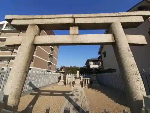 物部守屋墳の{uncategorized: "未分類", other: "その他", undefined: "問題あり", building: "その他建物", grave: "お墓", sacred_gate: "鳥居", guardian: "狛犬", statue: "像", buddha: "仏像", history: "歴史", nature: "自然", garden: "庭園", animal: "動物", pagoda: "塔", temizu: "手水舎", mountain_gate: "山門・神門", sanctuary: "本殿・本堂", subordinate: "末社・摂社", art: "芸術", scenery: "景色", jizo: "地蔵", ema: "絵馬", goshuin: "御朱印", omikuji: "おみくじ", items: "授与品その他", amulet: "お守り", goshuincho: "御朱印帳", eats: "食事", festival: "お祭り", votive_dance: "神楽", shichigosan: "七五三参", wedding: "結婚式", experience: "体験その他", initially: "初詣", around: "周辺", anti_infection: "感染症対策"}